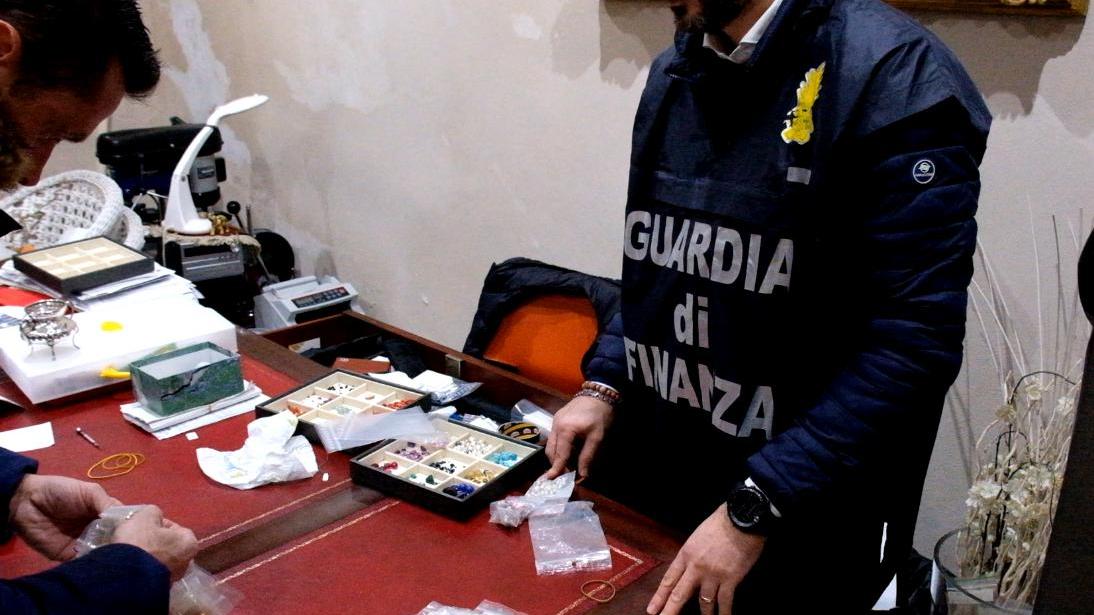 Il materiale sequestrato da polizia e Guardia di finanza