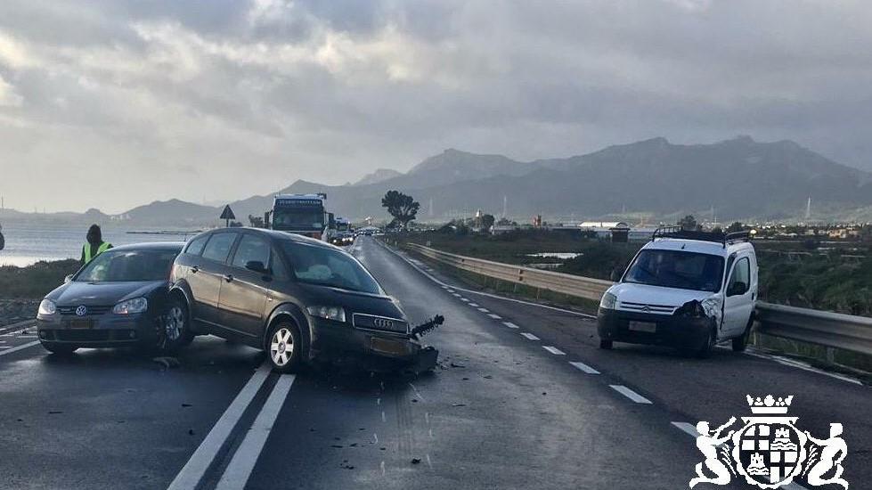 Scontro fra auto sulla Cagliari-Capoterra, tre feriti