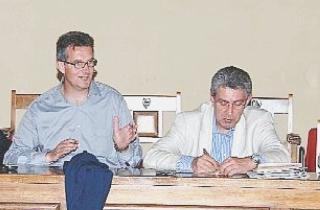 L’assessore regionale Conti durante un incontro col sindaco Peria