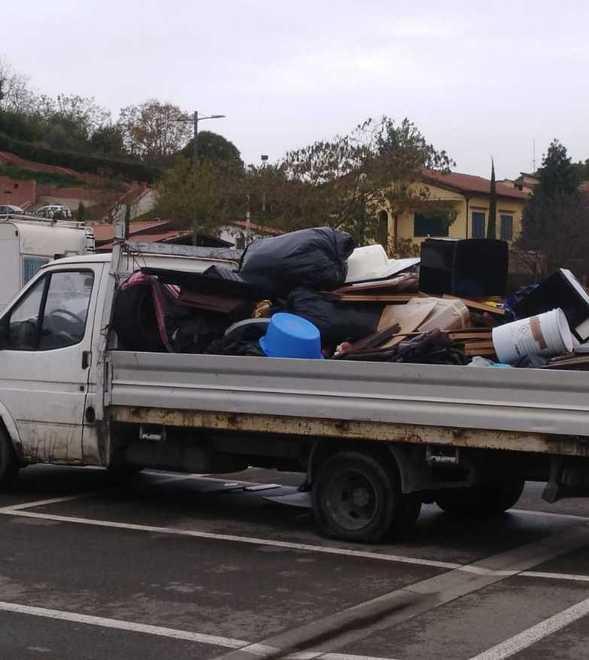 Una discarica sul... furgone