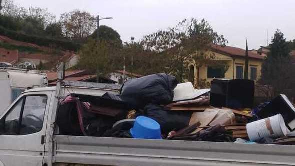 Una discarica sul... furgone
