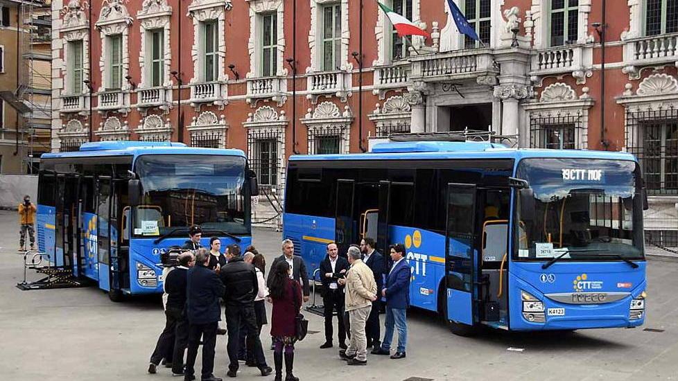 Bus, guasti e corse saltate l’impegno è a fare arrivare 9 mezzi a Massa Carrara