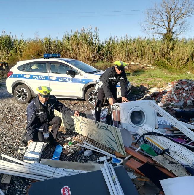 Una discarica abusiva nel campo abbandonato Beccati due imprenditori