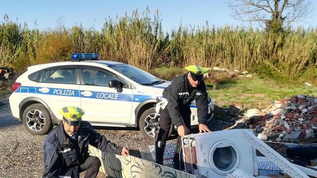 Una discarica abusiva nel campo abbandonato Beccati due imprenditori