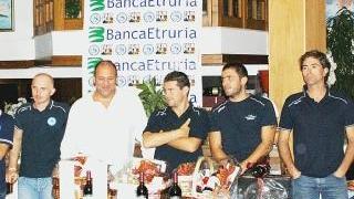 <strong>PRESENTAZIONE.</strong> Coach Paghi con la squadra targata Banca Etruria