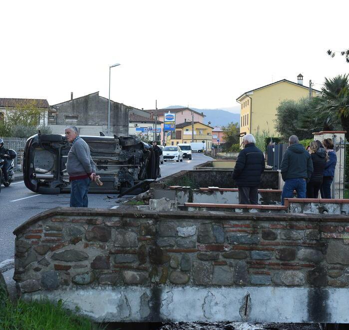 Rischia di perdere due dita nell’incidente Nell’auto ribaltata anche la figlia di 17mesi 
