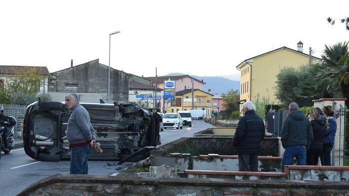 Rischia di perdere due dita nell’incidente Nell’auto ribaltata anche la figlia di 17mesi