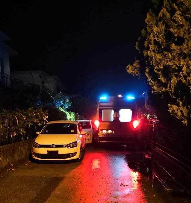L'intrevento dell'ambulanza in via Mazzarosa