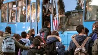 Per un guasto salta una corsa e gli studenti restano a piedi