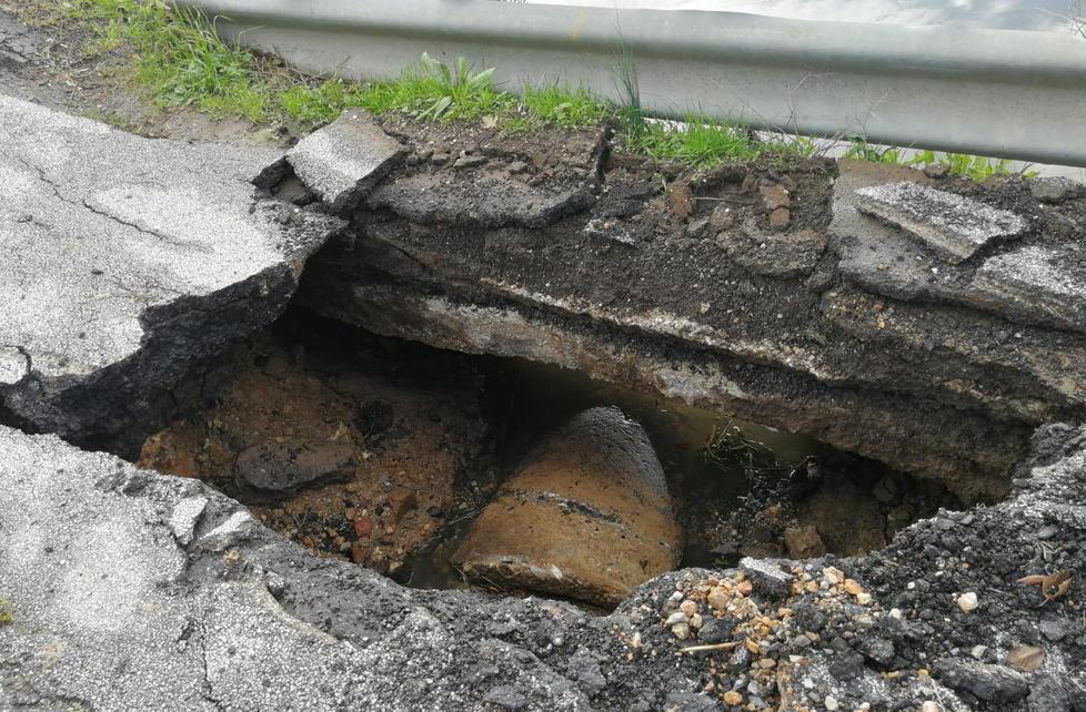 Si aggrava la voragine lungo via del Giardo