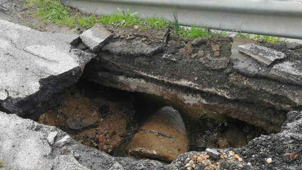 Si aggrava la voragine lungo via del Giardo