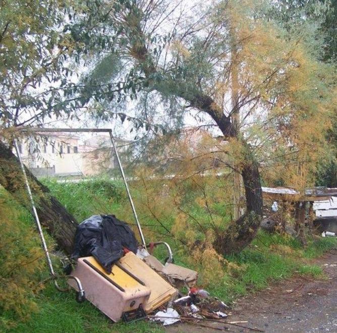 Degrado e abbandono alla foce tra i rifiuti anche una barca 