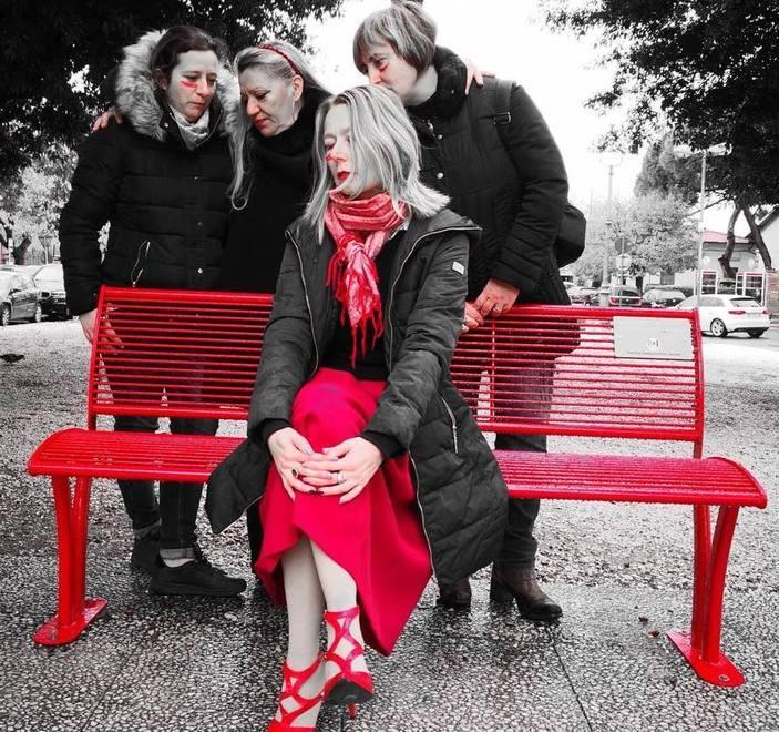 Letture e performance le “panchine rosse” parlano 