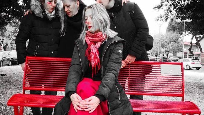 Letture e performance le “panchine rosse” parlano