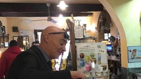 Caffè gratuito ai clienti Il primo lunedì al Carducci tra sorpresa e sorrisi