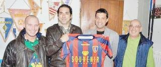I dirigenti mostrano la nuova maglia del Cecina