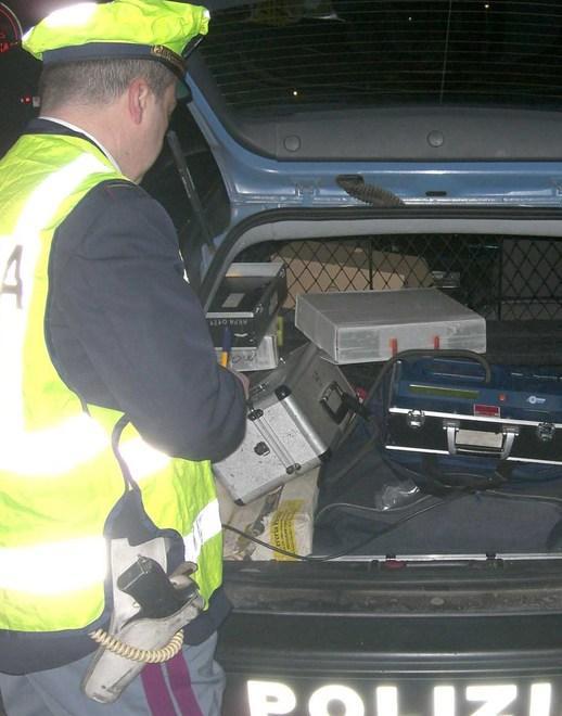 Ubriaca ferma l’auto in mezzo alla strada e poi rifiuta l’alcoltest 