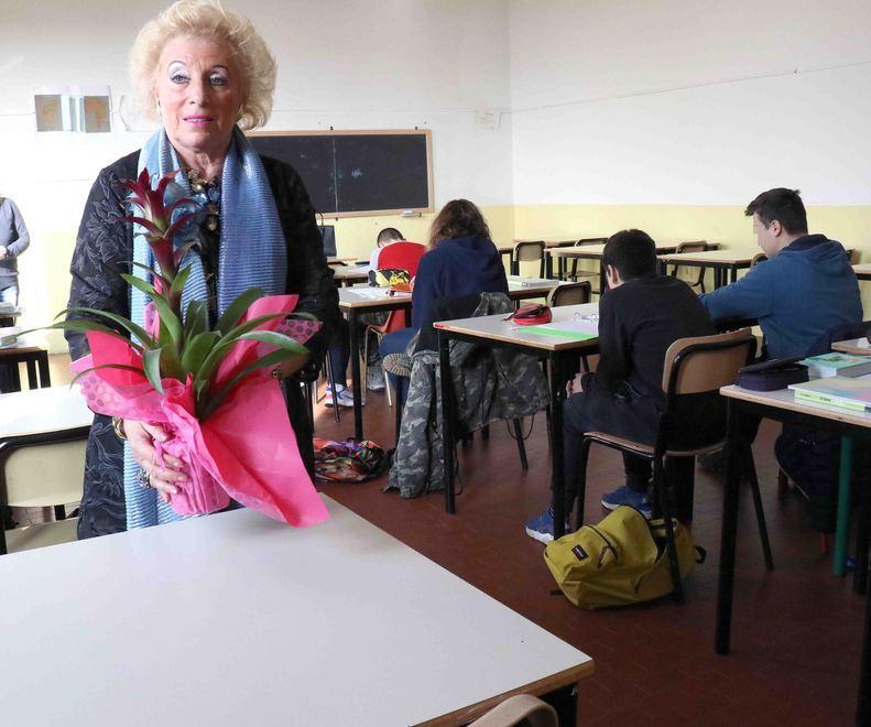 Un fiore sul banco per ricordare il compagno di scuola 