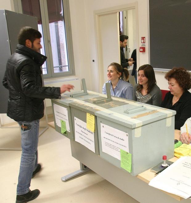 Studenti al voto nell’università che si espande 