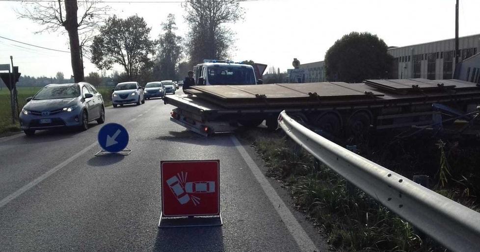 Un camion resta incastrato 