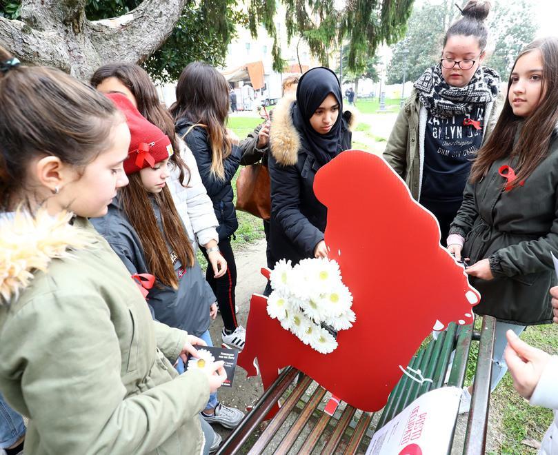 Dalla panchina sparisce una sagoma contro la violenza 