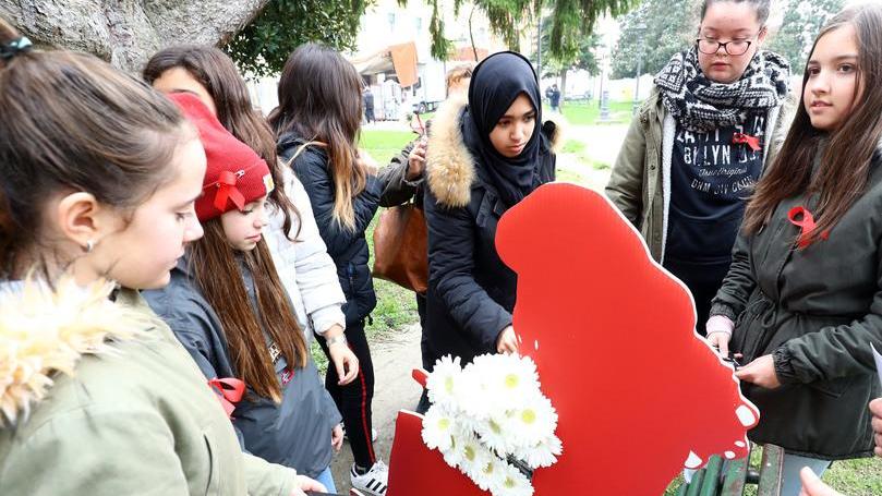 Dalla panchina sparisce una sagoma contro la violenza