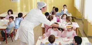 Bimbi a pranzo in una mensa scolastica