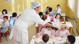 Bimbi a pranzo in una mensa scolastica