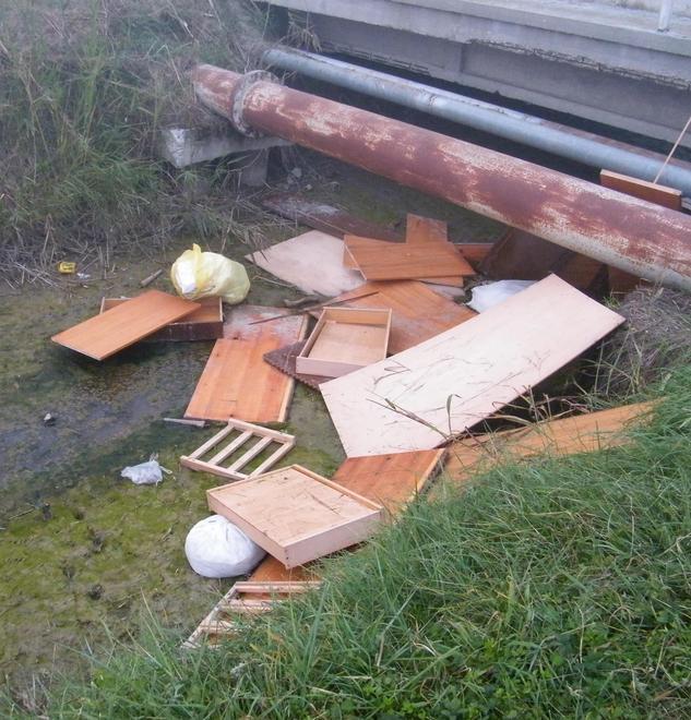 Una discarica abusiva nella zona della Vallazza Mobili gettati nel canale