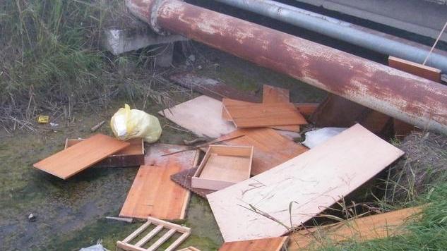Una discarica abusiva nella zona della Vallazza Mobili gettati nel canale