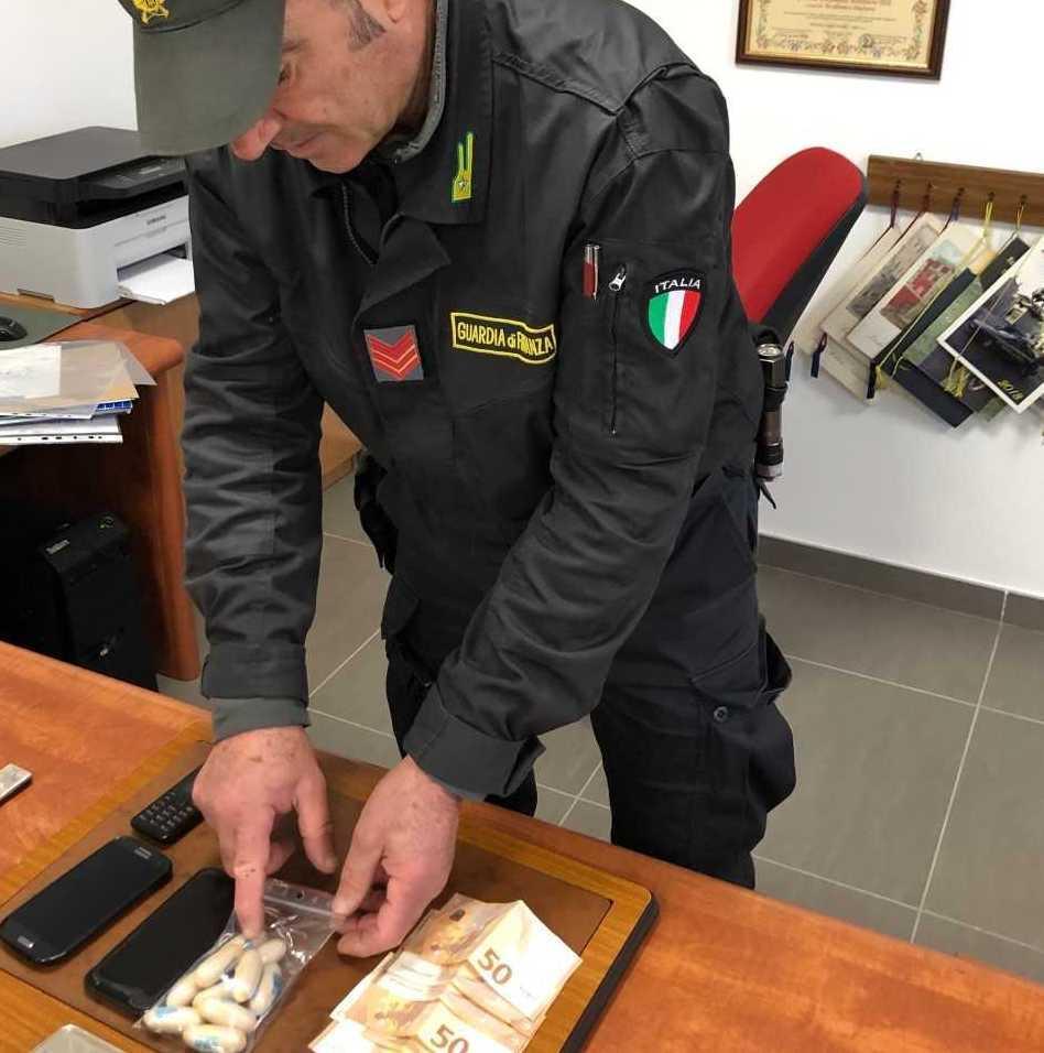 Dieci ovuli nell’intestino arrestati due nigeriani 