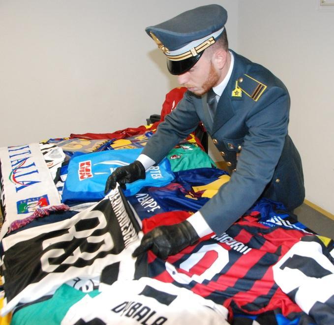 Sequestrate oltre 400 maglie contraffatte 