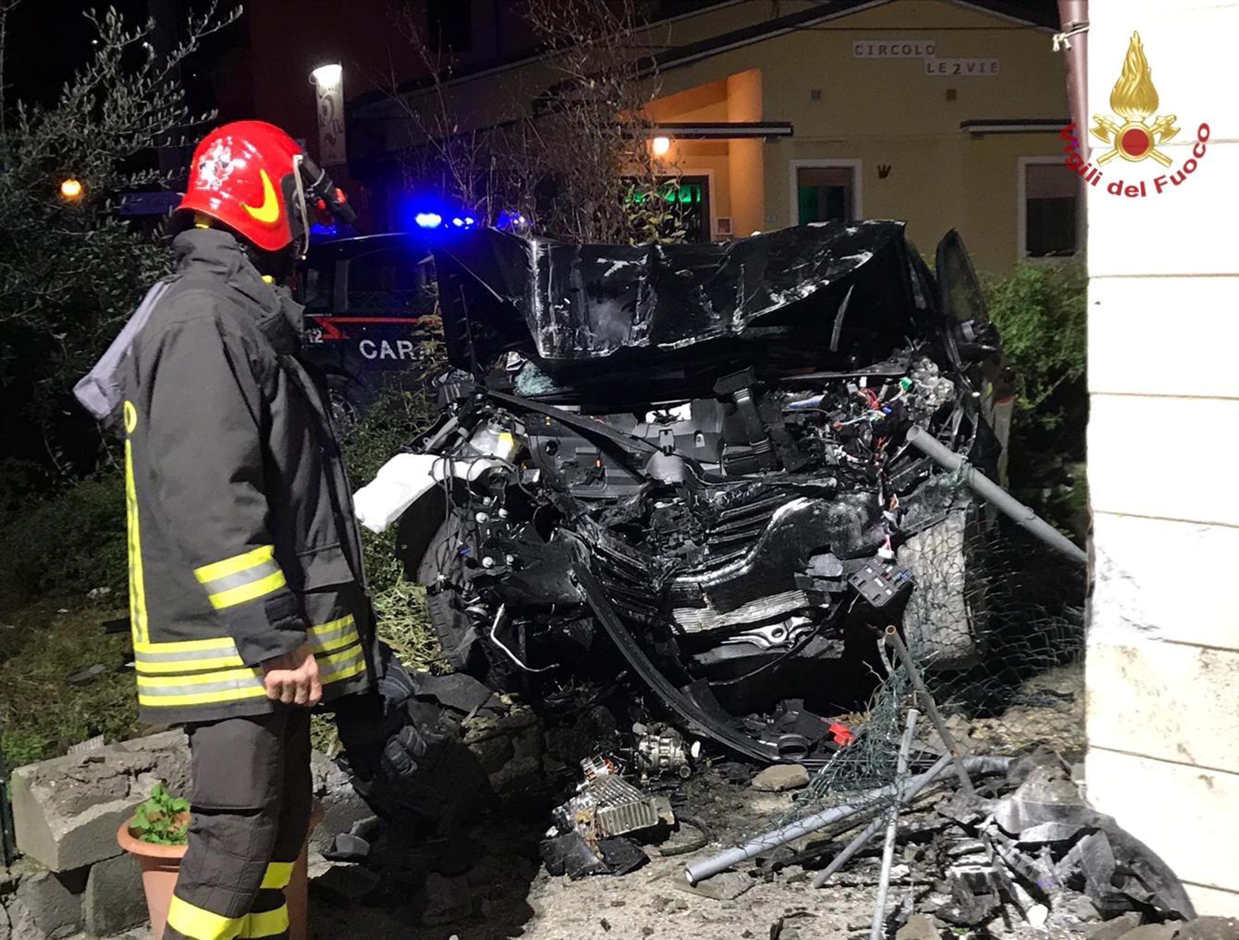 L'auto distrutta dopo lo schianto contro il muro di una casa