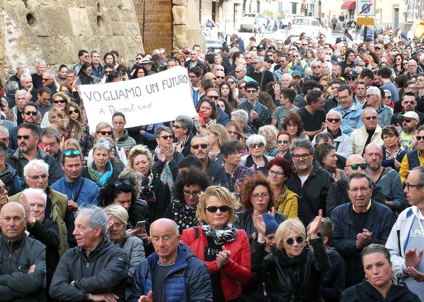 Una protesta contro la discarica di Ischia di Crociano (foto Paolo Barlettani) 