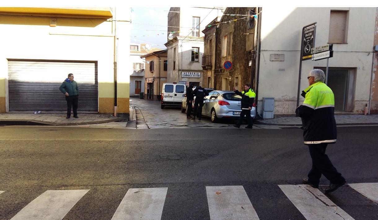 Il luogo dell'arresto, in fondo il furgone dal quale è stato estratto l'affiliato all'Isis