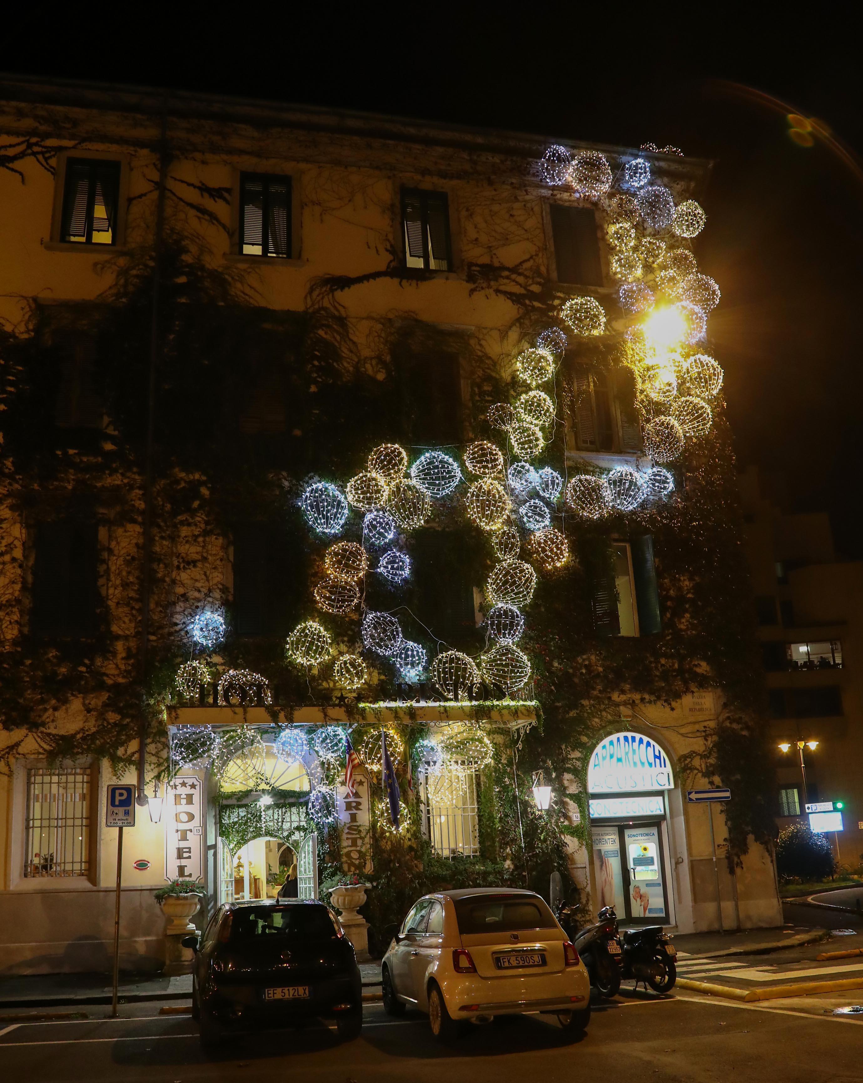 A Livorno si accende il Natale: all'hotel Ariston 20 metri di luminara