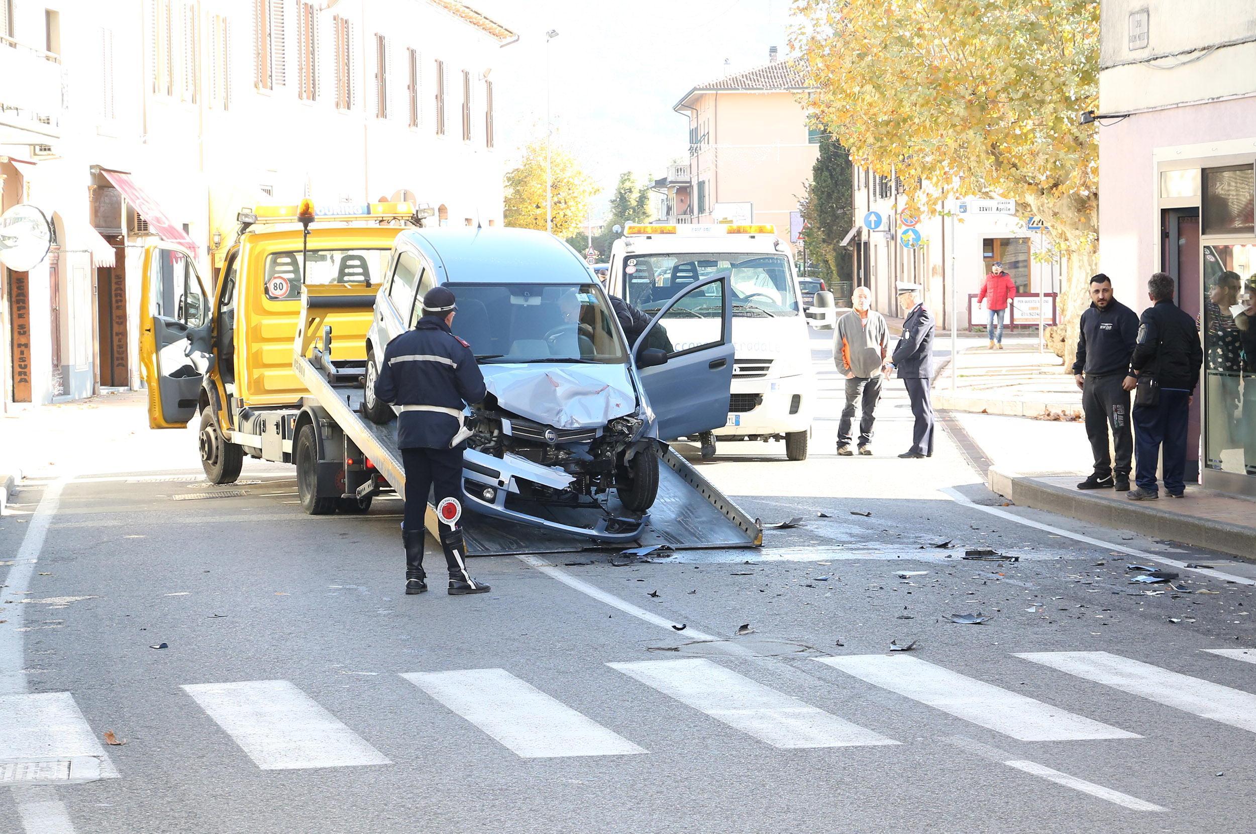 La Panda del pensionato recuperata dal carro attrezzi dopo lo scontro (Foto Nucci)