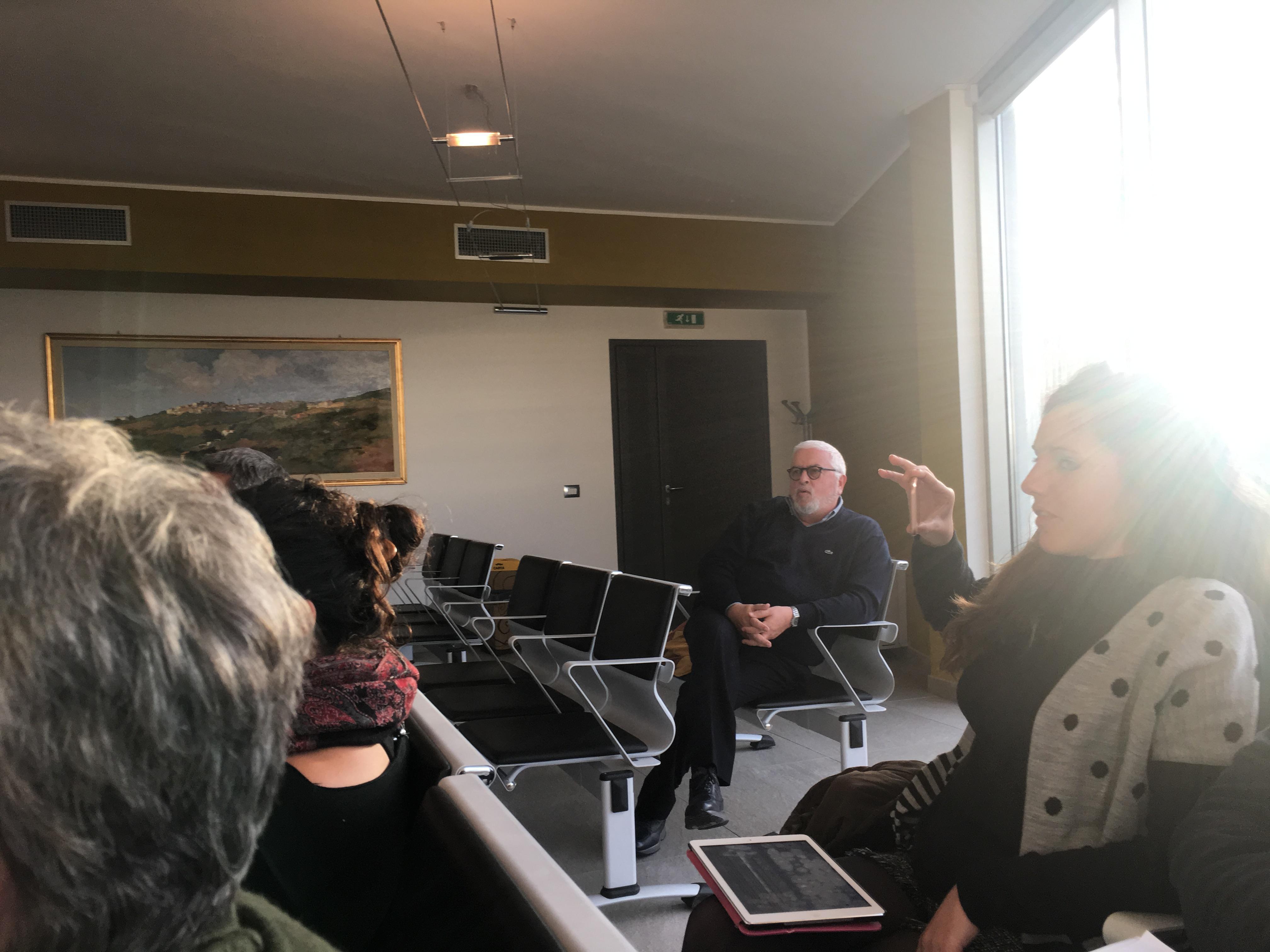 Ruggero Barbetti seduto polemicamente tra il pubblico 