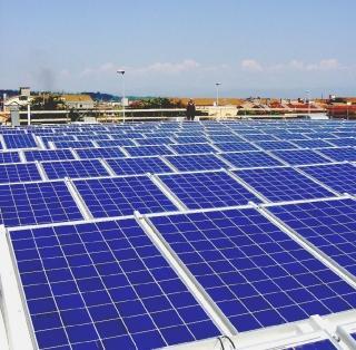 Alcuni pannelli solari impiantati su un tetto