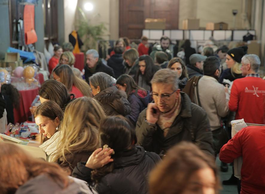 Una immagine della passata edizione del Mercatino di Natale per regali solidali