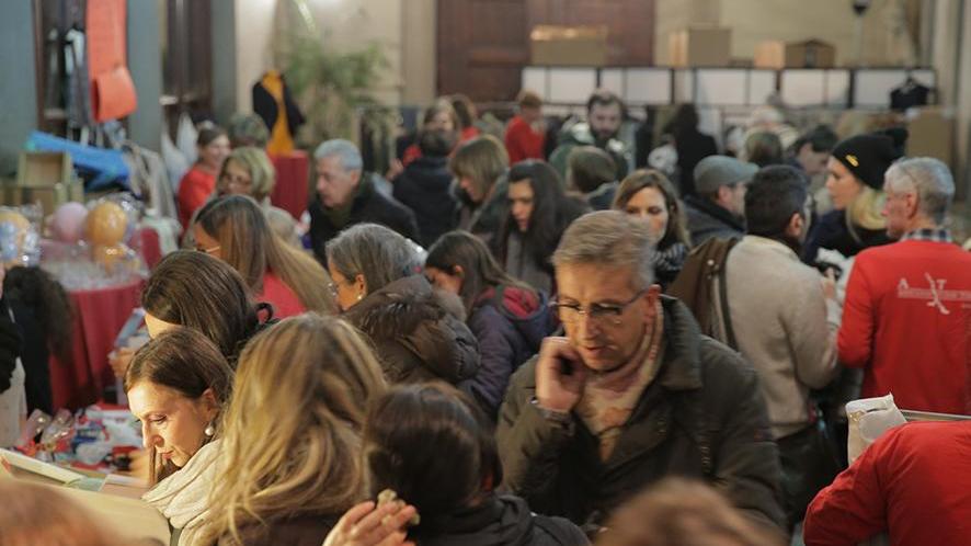 Una immagine della passata edizione del Mercatino di Natale per regali solidali