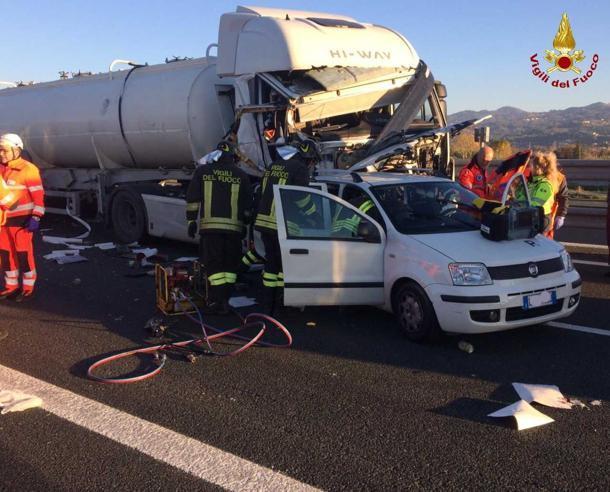 Muore a 32 anni nel furgone tamponato da un Tir