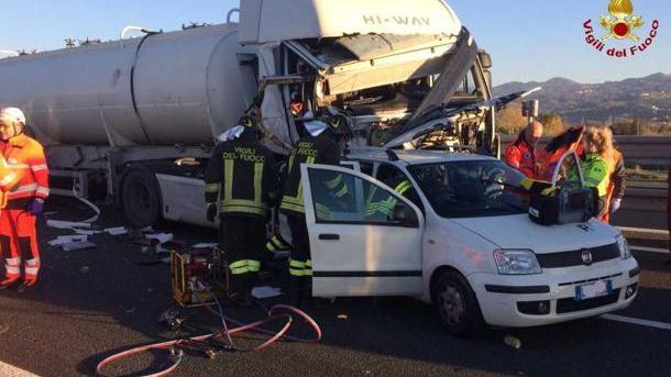 Muore a 32 anni nel furgone tamponato da un Tir
