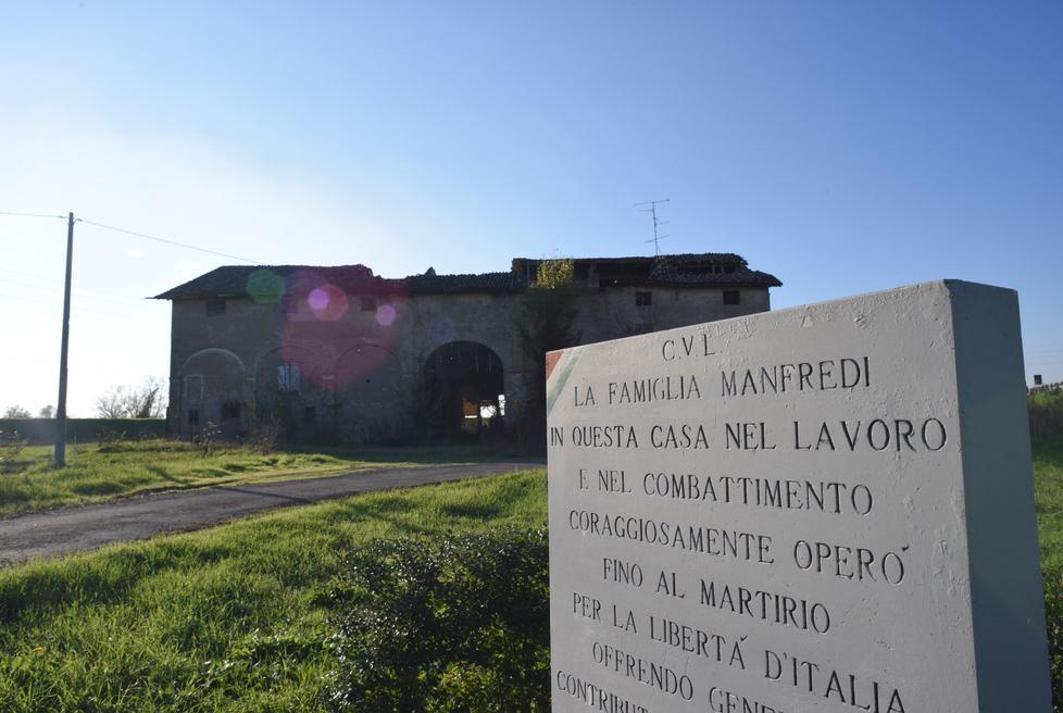 Casa Manfredi a Villa Sesso, collacata tra l'autostrada e la linea ferrovia dell'alta velocità