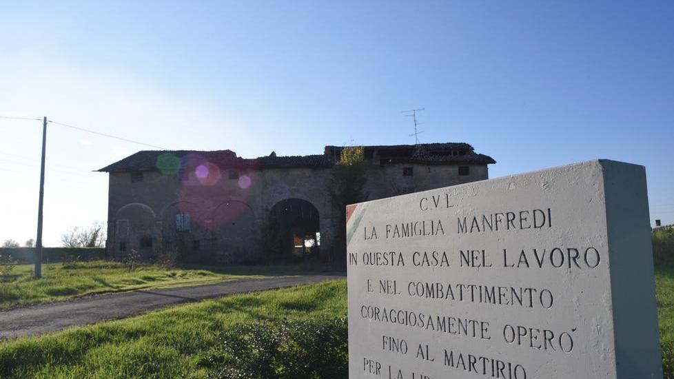 Casa Manfredi a Villa Sesso, collacata tra l'autostrada e la linea ferrovia dell'alta velocità