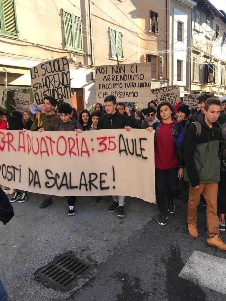 Studenti del liceo Stagi in piazza: "Vogliamo una scuola sicura" - Video
