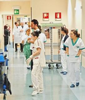 Vaccinazione di una paziente e Maria Benvenuti (Cgil medici)