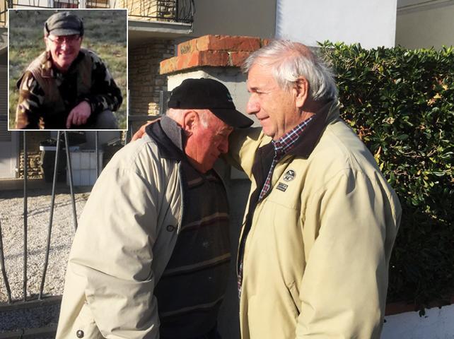 A sinistra il fratello di Roberto Ceccarelli, Giuliano Ceccarelli, in lacrime con il vicino di casa Sergio Vichi