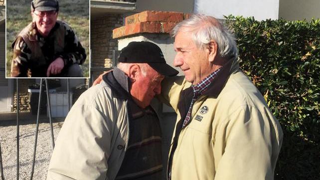 A sinistra il fratello di Roberto Ceccarelli, Giuliano Ceccarelli, in lacrime con il vicino di casa Sergio Vichi