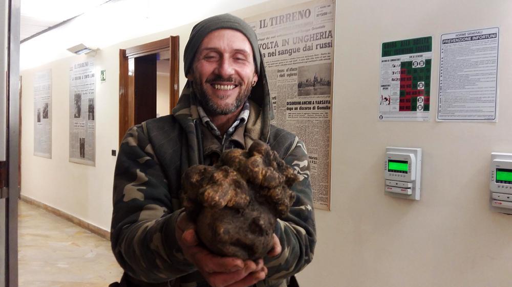 Il tartufaio livornese Mauro Del Greco che domani a San Miniato riceverà un premio speciale